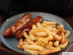 2 SAUSAGES & CHIPS