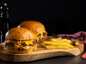 CHEESE BURGER & CHIPS